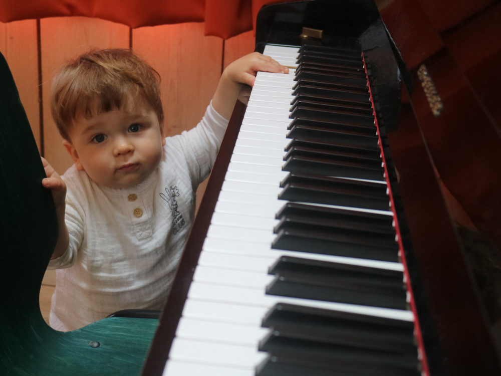 Bébé Po Po à son piano